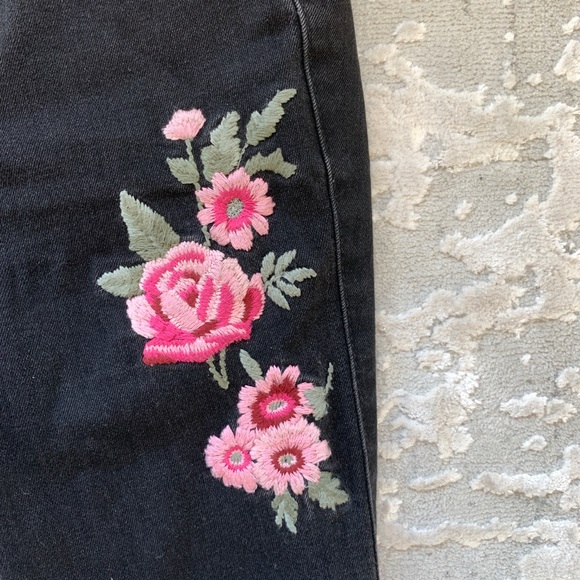 Hollister black low rise super skinny crop jeans with pink floral embroidery 00R - Picture 4 of 5